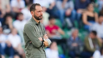 ELCHE, SPAIN - MARCH 11: Pablo Machin, head coach of Elche CF follows the match during the LaLiga Santander match between Elche CF and Real Valladolid CF at Estadio Manuel Martinez Valero on March 11, 2023 in Elche, Spain. (Photo by Aitor Alcalde Colomer/Getty Images)