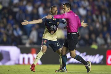 Este jueves, cementeros y Águilas se enfrascaron en el duelo de ida de los Cuartos de Final. Aquí te dejamos las mejores postales que dejó el encuentro.