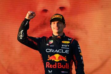 Alegría de Max Verstappen tras conseguir la victoria en una carrera loca en Australia.