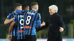 Gian Piero Gasperini, entrenador del Atalanta, celebra con sus jugadores el triunfo ante la Roma. 