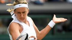 Victoria Azarenka devuelve una bola ante Simona Halep durante su partido en Wimbledon 2019.