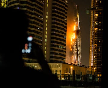 Durante la Nochevieja de 2015 las llamas se cebaron con parte del hotel Address Downtown de Dub芍i, Emiratos ?rabes, situado muy cerca del Burj Khalifa, el edificio m芍s alto del mundo. 14 personas resultaron heridas por intoxicaci車n del humo y falleci車 una persona por un paro cardiaco al ser desalojado.