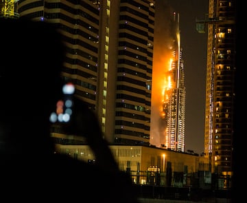 Durante la Nochevieja de 2015 las llamas se cebaron con parte del hotel Address Downtown de Dubái, Emiratos Árabes, situado muy cerca del Burj Khalifa, el edificio más alto del mundo. 14 personas resultaron heridas por intoxicación del humo y falleció una persona por un paro cardiaco al ser desalojado.