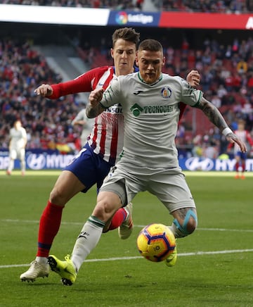 El jugador del Getafe Antunes controla el balón ante el jugador rojiblanco Arias. 