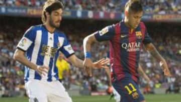 Carlos Mart&iacute;nez defiende a Neymar durante un partido en el Camp Nou