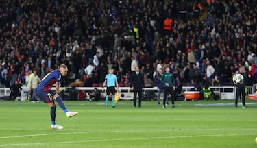 3-3.  Saque de esquina raso que deja pasar Lamine Yamal y Raphinha, desde el balcón del área, suelta un zurdazo que se estrella en el larguero, toca en Yan Sommer y se cuela enla portería del guardameta del Inter.