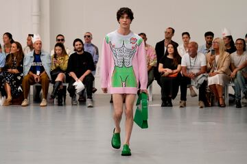Un modelo luce una creaci¨®n como parte de la colecci¨®n masculina Primavera Verano 2024 de Jeffrey Loverboy presentada en Mil¨¢n.