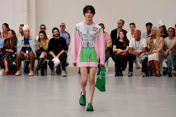 Un modelo luce una creación como parte de la colección masculina Primavera Verano 2024 de Jeffrey Loverboy presentada en Milán.