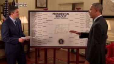 Obama haciendo sus pronósticos para el March Madness de la NCAA en una captura de televisión de ESPN.