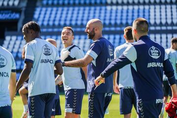 El entrenador Claudio Giráldez sonríe junto a sus jugadores en un entrenamiento del Celta.