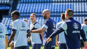 El entrenador Claudio Giráldez sonríe junto a sus jugadores en un entrenamiento del Celta.