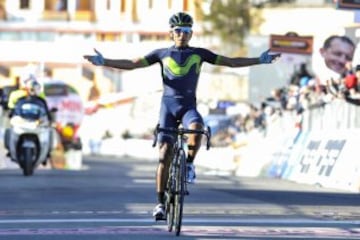 Primer plano del título del ciclista colombiano Nairo Quintana en Italia.