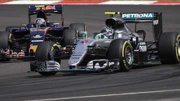 Carlos Sainz, junto a Nico Rosberg, en plena carrera.