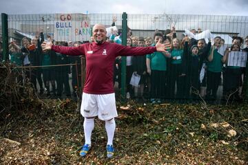 Roberto Carlos jugó un amistoso con el club amateur inglés Bull in de Barne