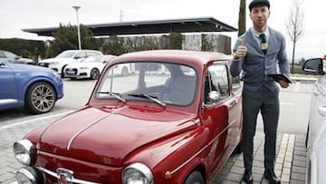 Sergio Ramos junto a su Seat 600.