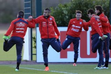 La Selección llegó a Londres después de esperar mucho en el aeropuerto e inmediatamente se trasladó al centro de entrenamientos del Arsenal. Alexis Sánchez fue el guía.