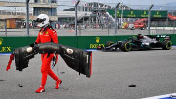 Vettel recoge el alerón delantero del Ferrari tras chocarse