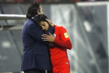 El jugador de Chile, Matias Fernandez,, derecha, abandona la cancha lesionado durante el partido contra Bolivia clasificatorio al mundial de Rusia 2018 en el estadio Monumnetal.
Santiago, Chile. 