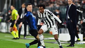 Soccer Football - Serie A - Juventus v Inter Milan - Allianz Stadium, Turin, Italy - April 3, 2022 Inter Milan's Ivan Perisic in action with Juventus' Juan Cuadrado as Juventus coach Massimiliano Allegri looks on REUTERS/Massimo Pinca