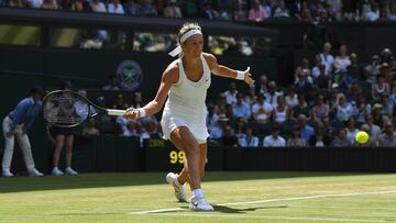 Victoria Azarenka devuelve una bola ante Heather Watson durante la edici&oacute;n 2017 de Wimbledon.