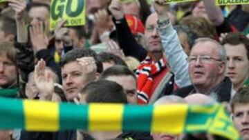 <b>MOLESTOS. </b>Los seguidores del United lucen bufandas amarillas y verdes y piden la salida de los Glazer.