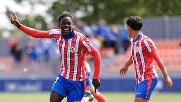 Omar Janneh celebra el primer gol del Atleti B al Fuenlabrada.