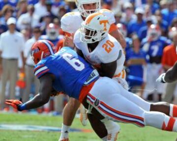 Fowler, de 1,90 de altura, es un jugador cuya mayor fortaleza radica en su versitilidad, habiendo siendo usado en su alma mater en las posiciones de Defensive End tanto por la izquierda como por la derecha, de tackle defensivo y de linebacker exterior.