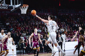 Mario Hezonja realiza una esttica bandeja con la mano izquierda.