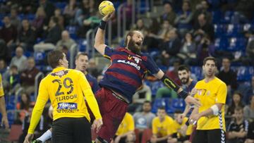 Jesper Noddesbo intenta lanzar a portería durante un partido de Liga ASOBAL.