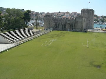 Se encuentra entre dos monumentos que son patrimonios nacionales: la Torre de San Marco y el Castillo de Kamerlengo. En ese marco, quizás jugar al fútbol sea lo de menos.