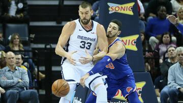 Nov 25, 2018; Memphis, TN, USA; New York Knicks center Ends Kanter (00) knocks the ball away from Memphis Grizzlies center Marc Gasol (33) at FedExForum. Mandatory Credit: Nelson Chenault-USA TODAY Sports