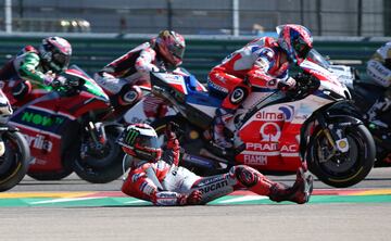 Jorge Lorenzo perdi車 el control de su moto en la primera curva del Gran Premio Premio de Arag車n y abandon車 la carrera tras una aparatosa ca赤da.