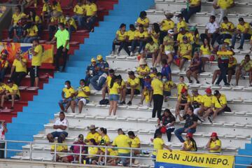 Los hinchas de la Selección Colombia acompañan al equipo en su partido ante Ecuador por las Eliminatorias Sudamericanas en el Metropolitano.