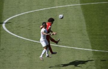 El argelino Saphir Taider lucha por un balón con el belga Axel Witsel.
