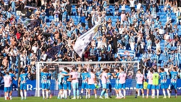 Los jugadores, con la afición, tras el triunfo ante el Mallorca.