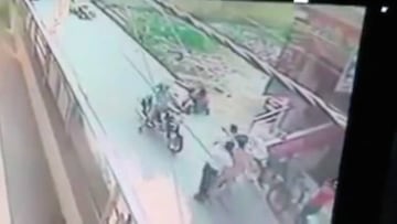 Un hombre agrede a una mujer en plena calle en India. Im&aacute;gen: YouTube