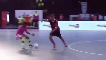 Eterno Ronaldinho: golazo tras ca?o al portero ?y no toca el bal¨®n!
