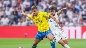 MADRID, 27/09/2023.- El centrocampista del Real Madrid, Brahim Díaz (d), pelea un balón con Eric Curbelo, de Las Palmas, durante el encuentro de la jornada 7 de LaLiga EA Sports entre el Real Madrid y la UD Las Palmas en el Estadio Santiago Bernabéu, este miércoles en Madrid. EFE/Rodrigo Jiménez
