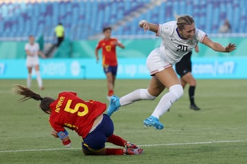 Amaya Garcia disputa el balón con Mary Long de Estados Unidos.