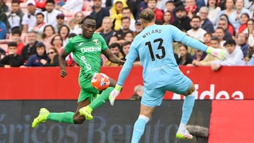 Diomande, fallando a puerta vacía ante Nyland y el Sevilla en mayo de 2025.