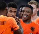 Wijnaldum, con un doblete, evita el tropiezo de Holanda