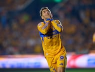 Ángel Correa se lamenta una falla.