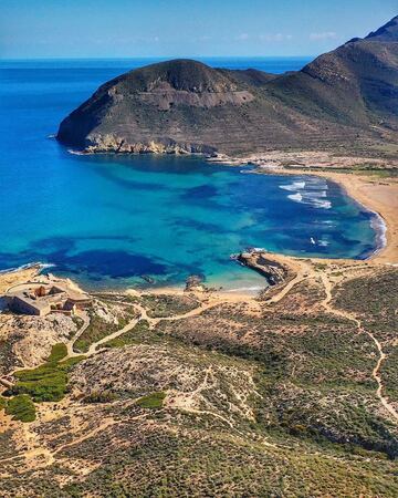 El playazo de Rodalquilar se encuentra, como su propio nombre indica, en Rodalquilar, y está gobernado por el castillo de San Ramón, una antigua fortificación. Posee unas aguas envidiables y una arena dorada. Además, desde allí se puede acceder fácilmente a la ruta de la Molata, donde se pueden ver acantilados volcánicos.