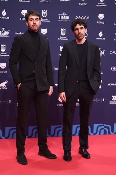 Hugo Herrera y Adrián Orr posa en la alfombra roja de los Premios Feroz 2026, en el Pazo da Cultura, en Pontevedra, Galicia. 