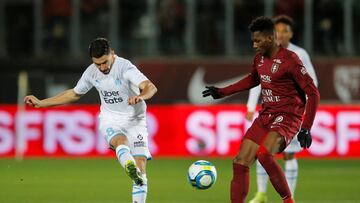 Soccer Football - Ligue 1 - Metz v Olympique de Marseille - Stade Saint-Symphorien, Metz, France - December 14, 2019  Olympique de Marseille&#039;s Morgan Sanson in action with Metz&#039;s John Boye    REUTERS/Vincent Kessler