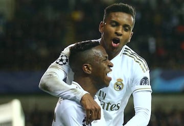 Rodrygo felicita a Vinicius por su gol ante el Brujas.