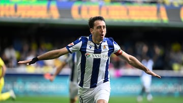 VILLARREAL, 20/04/2025.- El delantero de la Real Sociedad Mikel Oyarzábal celebra su segundo gol ante el Villarreal, durante el partido de Liga que el Villarreal y la Real Sociedad disputan este domingo en el estadio de la Cerámica. EFE/ Andreu Esteban