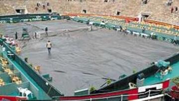 <b>EL DILUVIO</B>. La borrasca que se instaló en Palma sobre las tres de la tarde no paró de descargar agua durante el resto de la jornada vespertina, lo que obligó a la suspensión del partido de dobles.