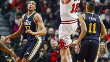 Pau Gasol pierde el balón flanqueado por Gobert (izquierda) y Exum (derecha).