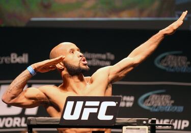 Demetrious Johnson es un luchador ágil y que siempre deja movimientos muy plásticos. Domina todas las facetas de la lucha y cuando encontró su división, arrasó. En 2011 disputó el cinturón del peso gallo, pero la categoría le quedaba grande y se notó. UFC confió en él para el campeonato inaugural del mosca. Lo ganó y tuvo once defensas consecutivas. Parecía que no tenía rival, hasta que se encontró con Henry Cejudo. Su derrota y malestar con algunos aspectos de UFC le hizo abandonar la compañía. Ahora, con 35 años, tras su paso por la promotora asiática One Championship, el estadounidense ha decidido colgar las guantillas.